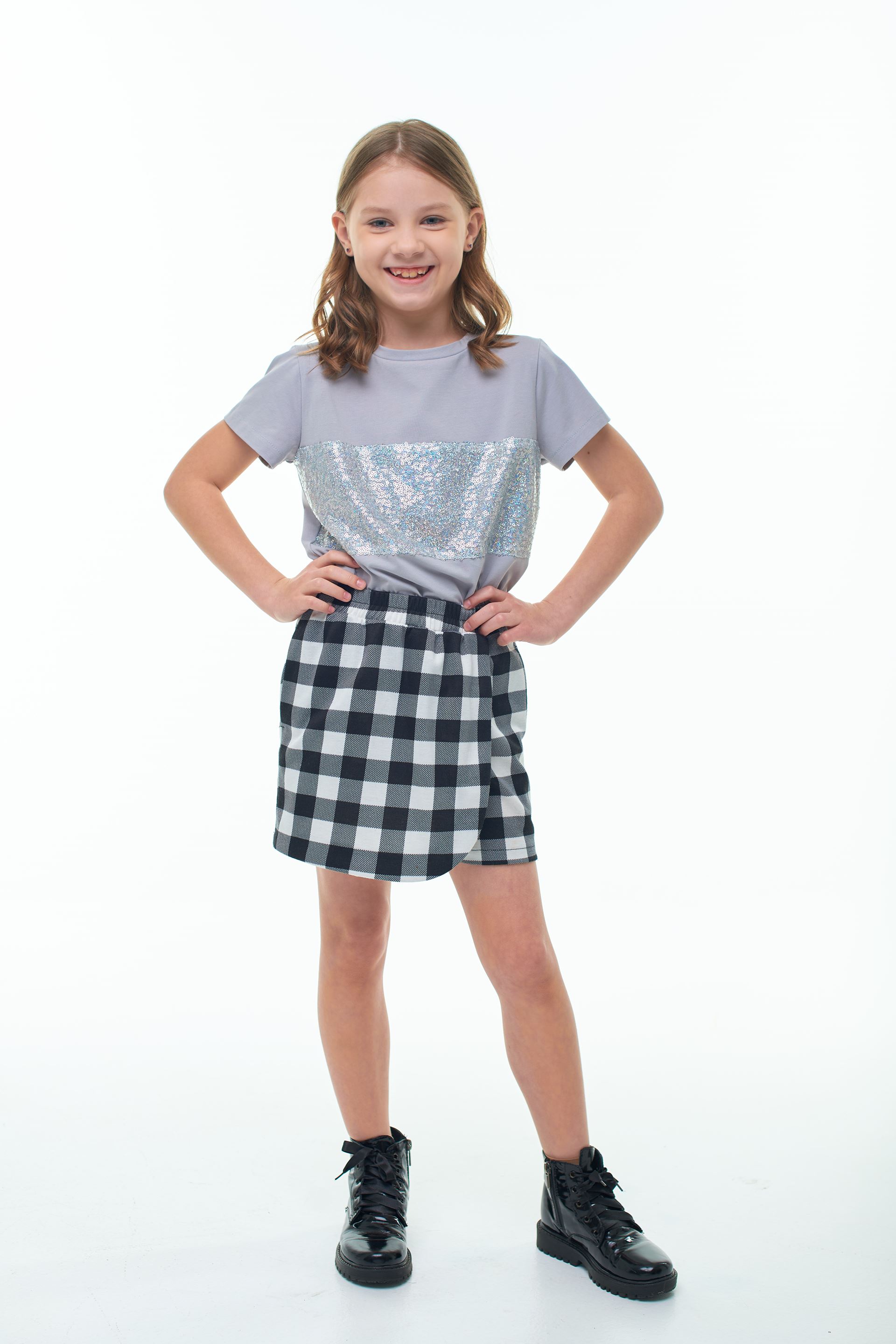 Set of T-shirt and short-cut shorts