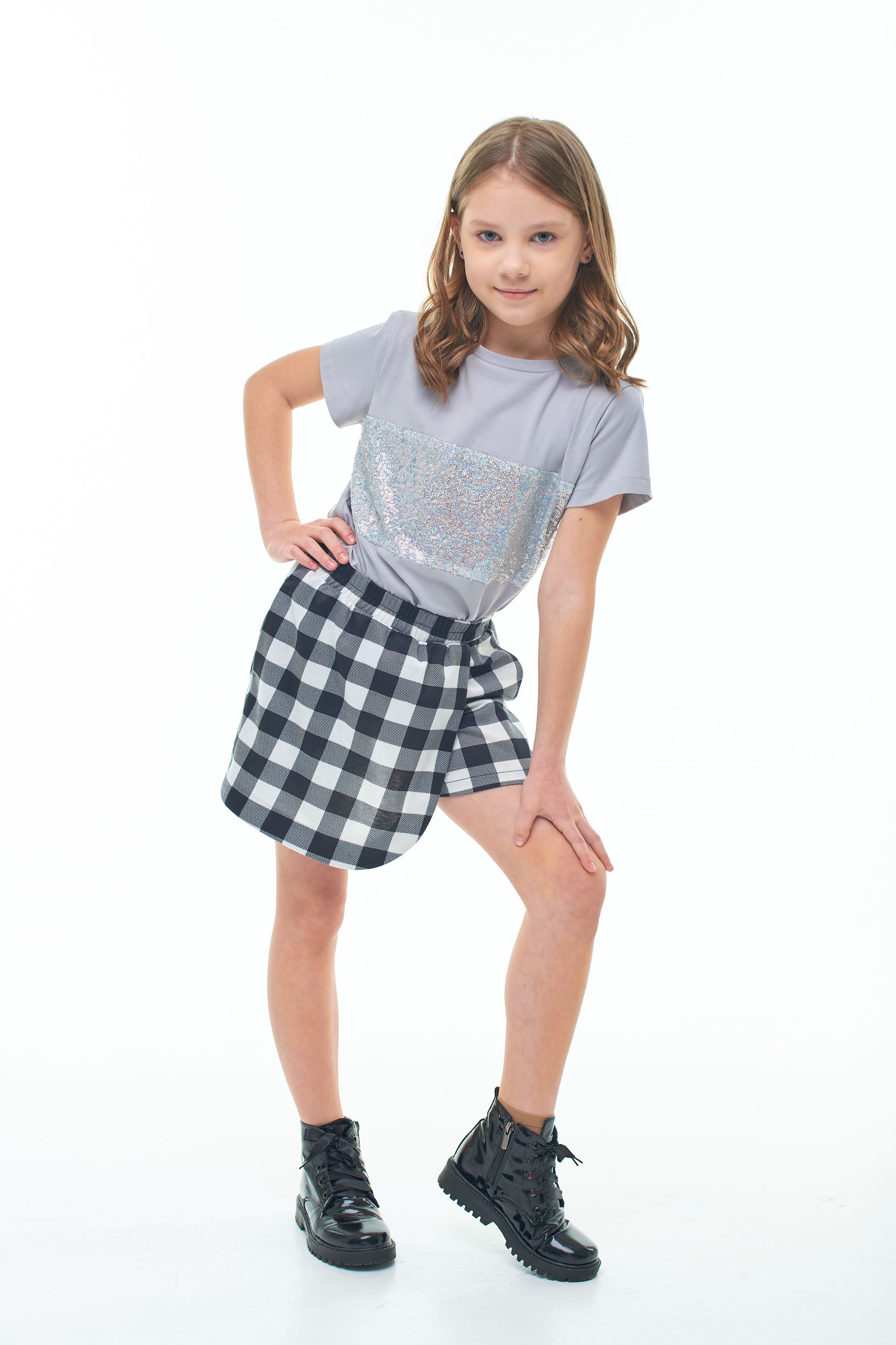 Set of T-shirt and short-cut shorts