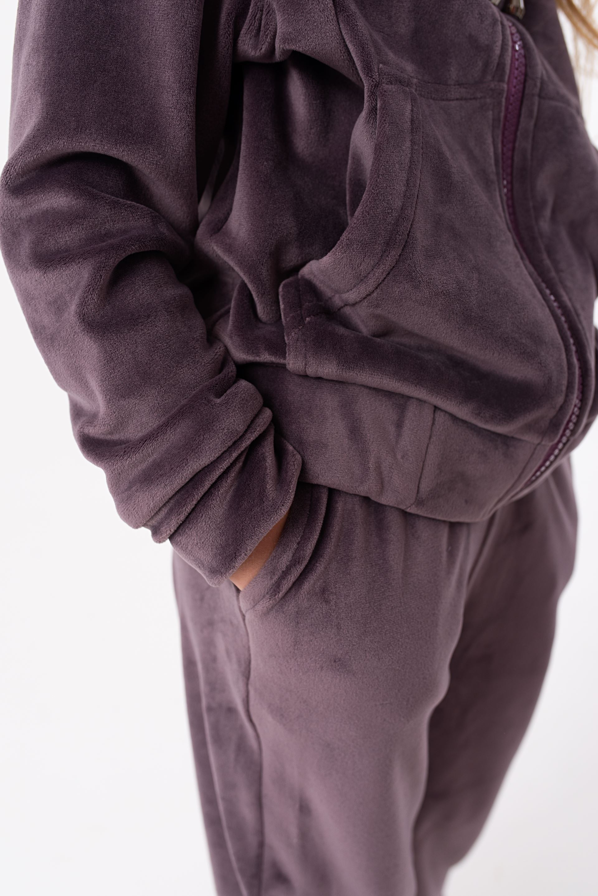 Velor suit with fur grape