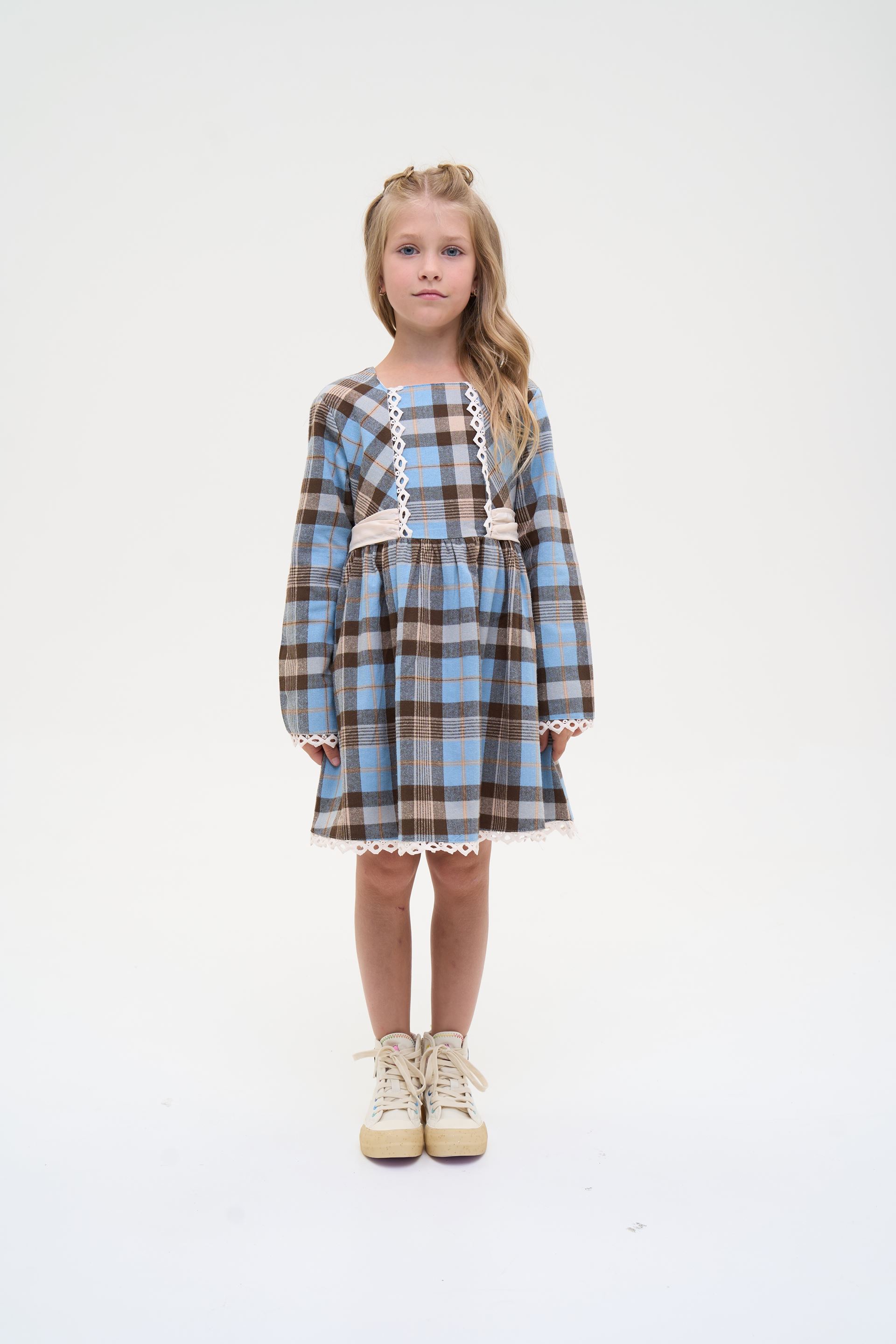 Stylish children's dress with long sleeves, plaid